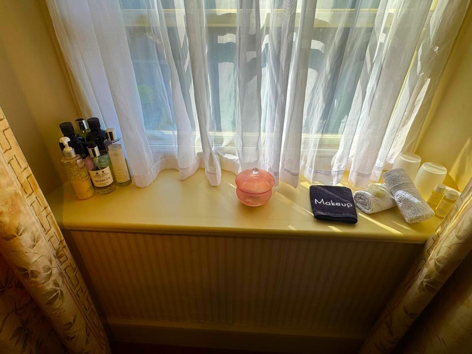 Luxury Room, Ensuite (King Bed, Church View) | Bathroom | Free toiletries, hair dryer, towels