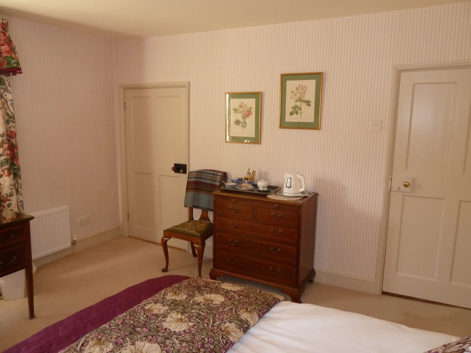 Luxury Room, Ensuite (King Bed, Church View) | Premium bedding, desk, WiFi (free), bed sheets