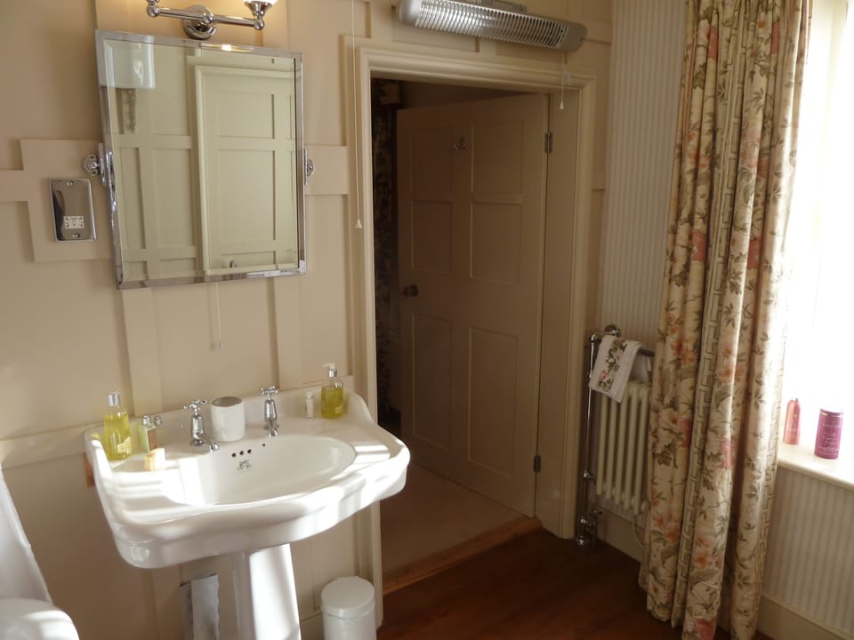 Luxury Room, Ensuite (King Bed, Church View) | Bathroom | Free toiletries, hair dryer, towels