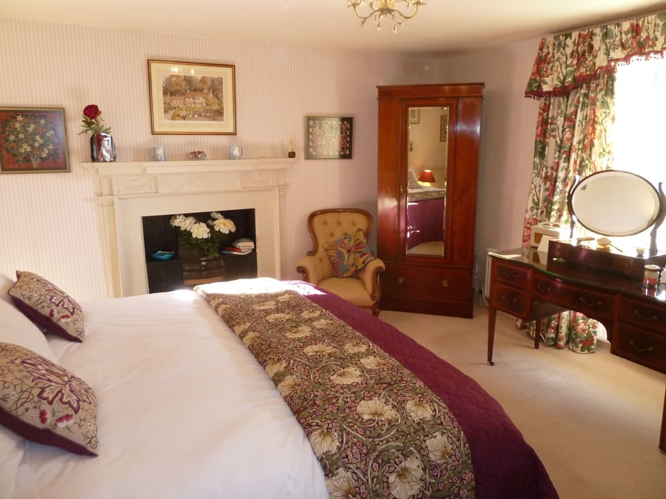 Luxury Room, Ensuite (King Bed, Church View) | Premium bedding, desk, free WiFi, bed sheets