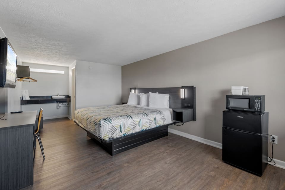 Executive Room, 1 King Bed | In-room safe, desk, iron/ironing board, WiFi