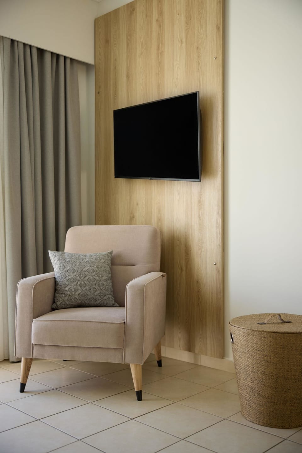 32-inch LED TV with satellite channels, table tennis