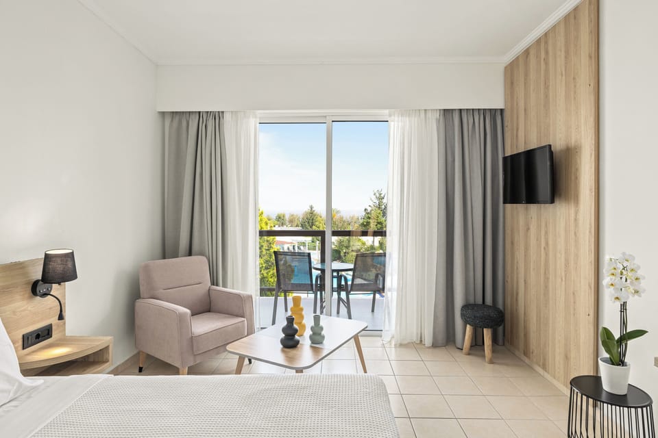 Superior Double Room, Sea View | Minibar, in-room safe, free cribs/infant beds, free WiFi
