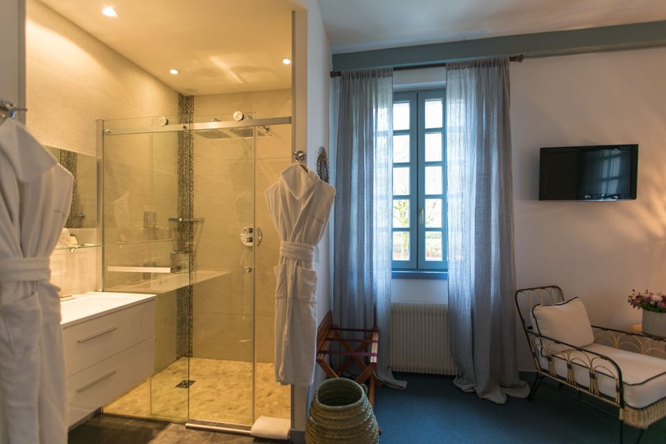 Chambre Signature (Moulin, Maison du Meunier or Maison de l'Abbé) | Minibar, in-room safe, individually furnished, free WiFi