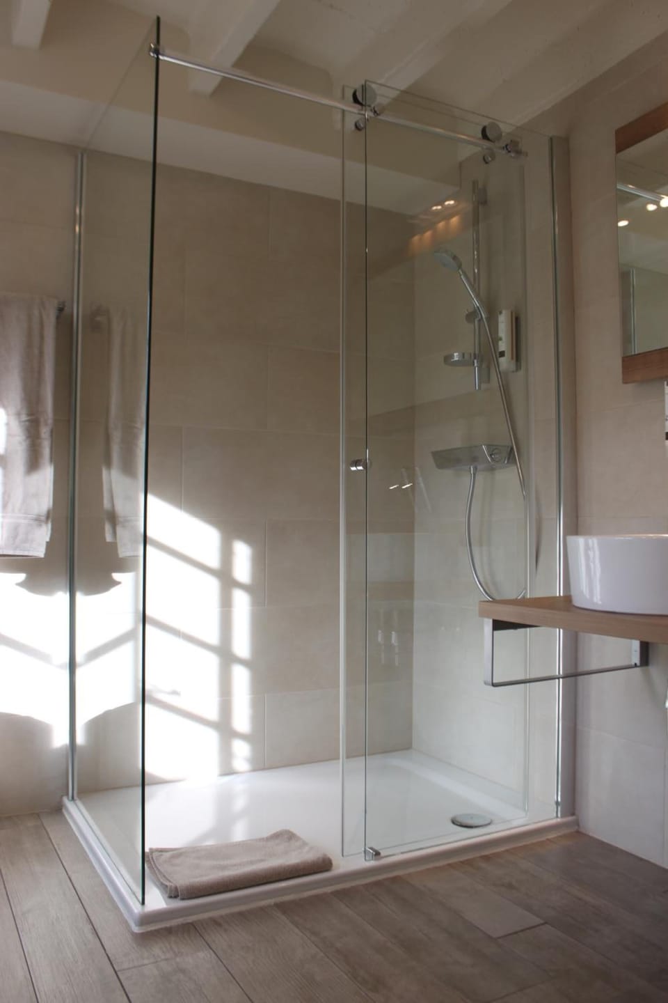Luxury Double Room | Bathroom | Free toiletries, hair dryer, towels