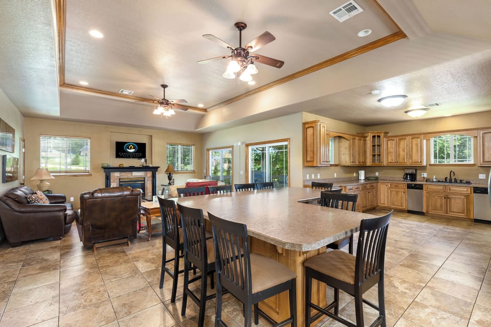 House, 6 Bedrooms | Living area | Flat-screen TV