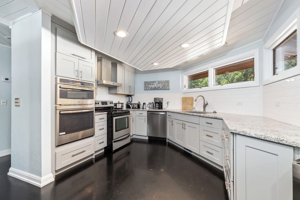 House, 3 Bedroom, 3 Bath, Lake Front | Private kitchen | Microwave, coffee/tea maker, cookware/dishes/utensils