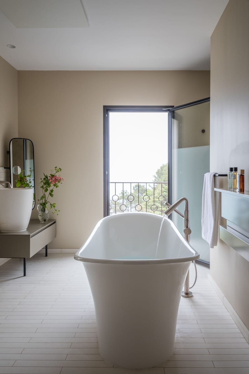 Master Suite | Bathroom | Free toiletries, hair dryer, bathrobes, slippers