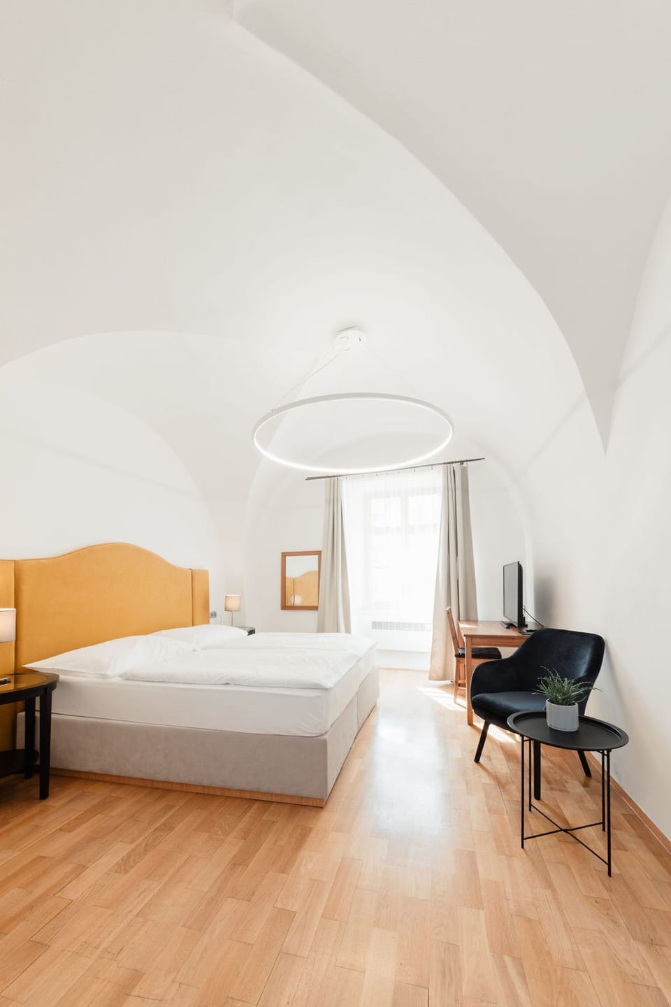 Suite | Desk, free wired internet, bed sheets