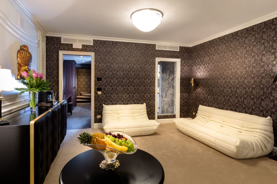 Luxury Suite, Hot Tub, Lake View (SPA) | Frette Italian sheets, premium bedding, down comforters