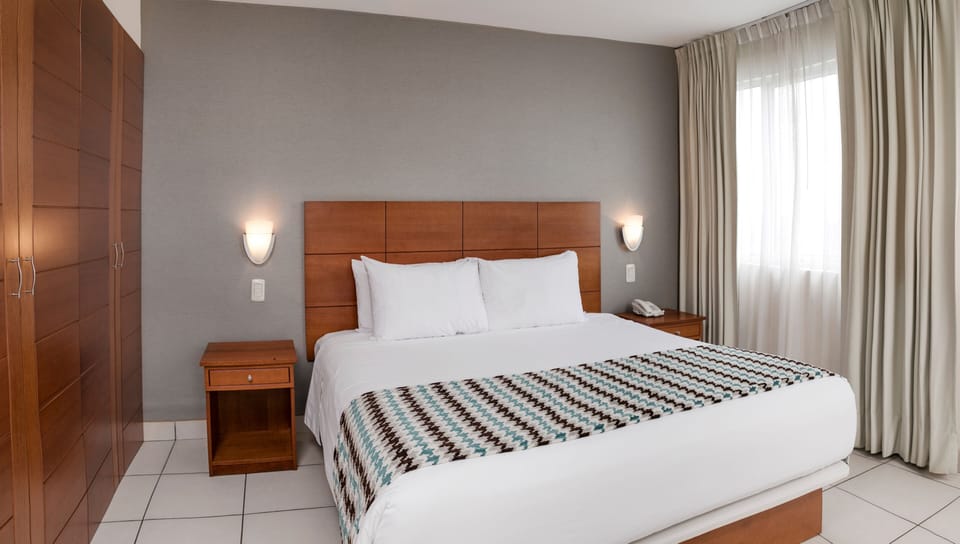 Standard Room, 1 King Bed, Non Smoking | Hypo-allergenic bedding available, in-room safe, desk, laptop workspace