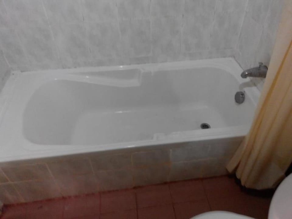 Deep soaking bathtub