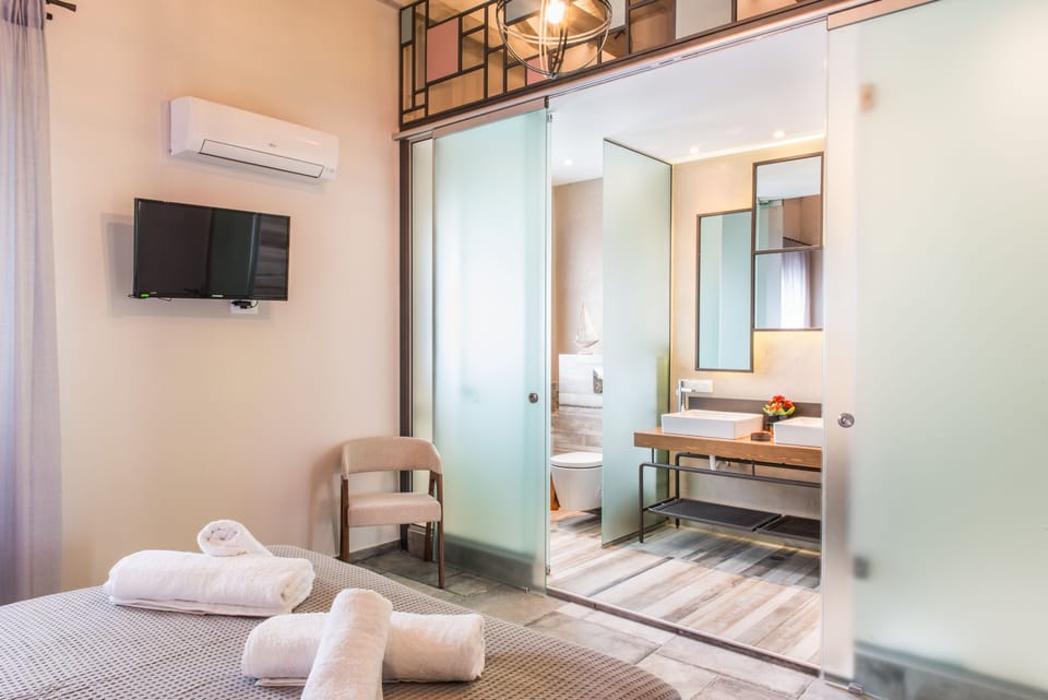 Luxury Apartment, 3 Bedrooms | Bathroom | Shower, rainfall showerhead, free toiletries, hair dryer