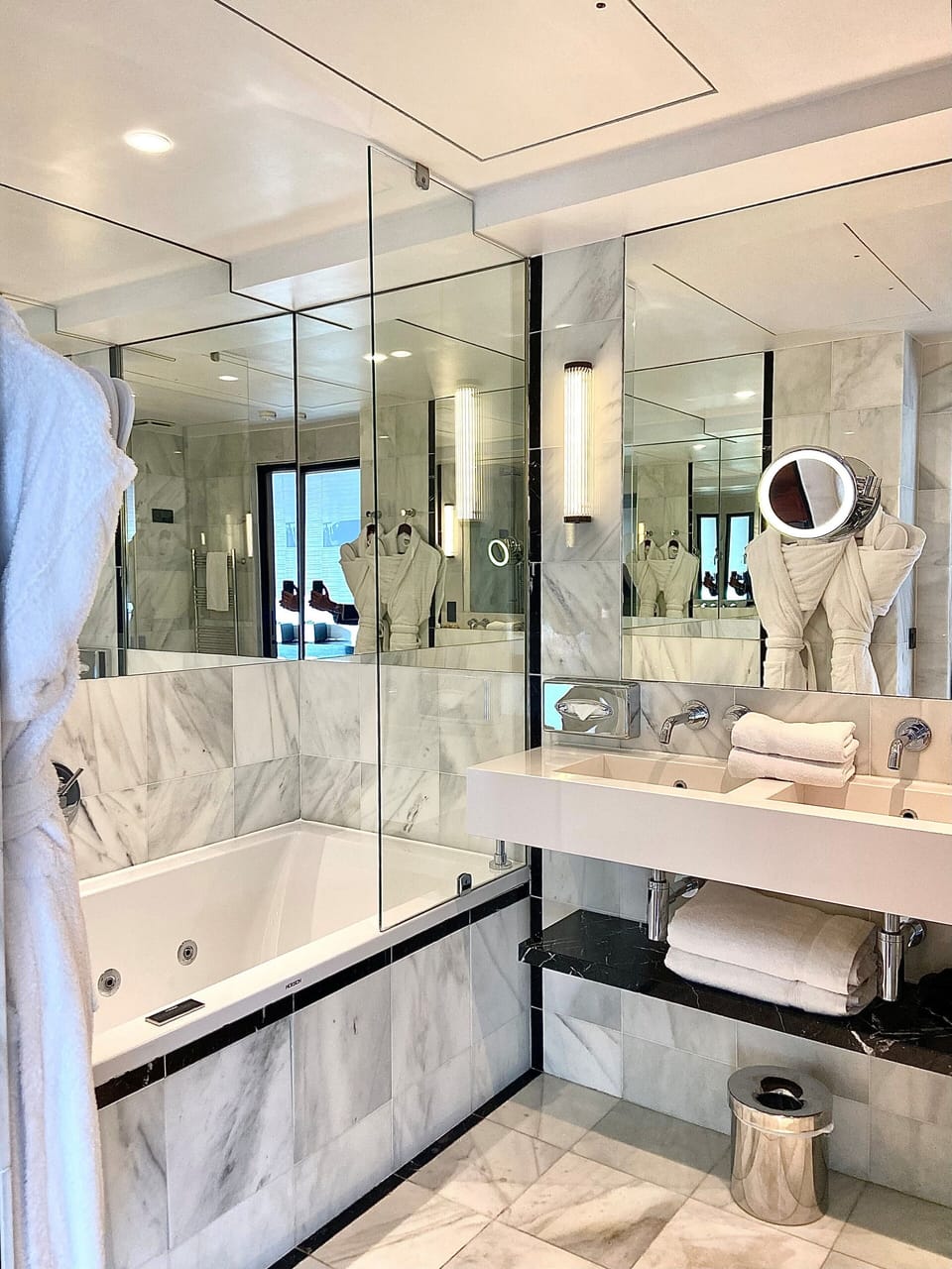 Suite | Bathroom | Free toiletries, hair dryer, bathrobes, towels