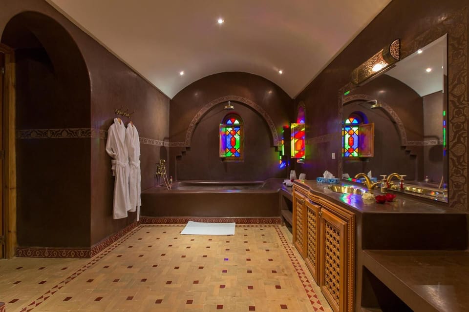 Combined shower/tub, deep soaking tub, free toiletries, hair dryer