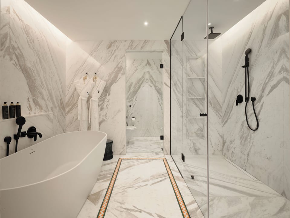 Suite (Prestige) | Bathroom | Free toiletries, hair dryer, bathrobes, slippers
