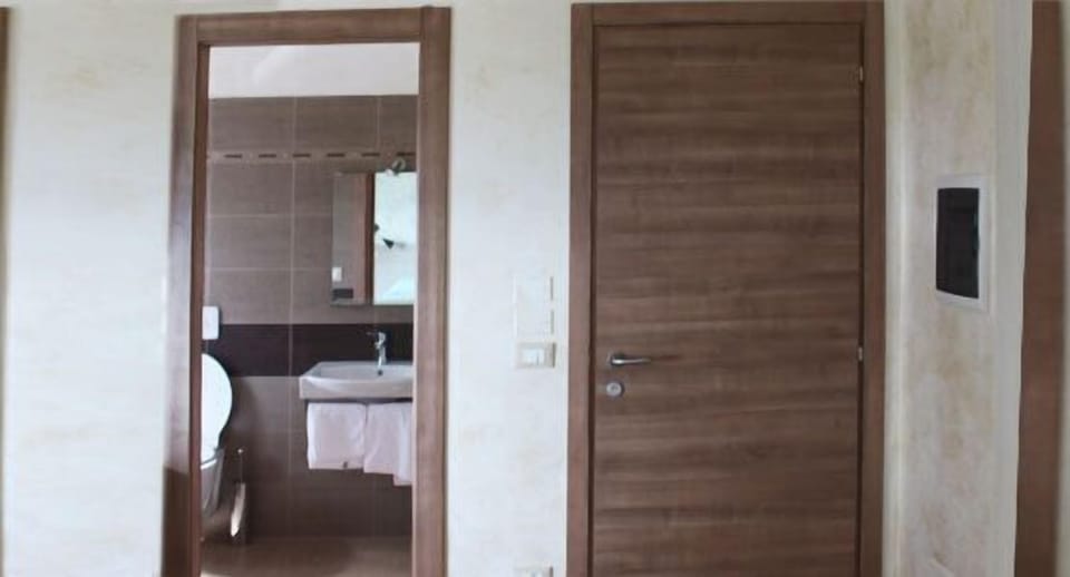 Room, Balcony | Bathroom | Shower, free toiletries, hair dryer, bathrobes