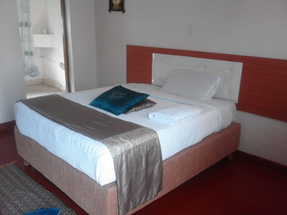 Deluxe Double Room, 1 Double Bed, Vineyard View | Premium bedding, individually furnished, desk, laptop workspace