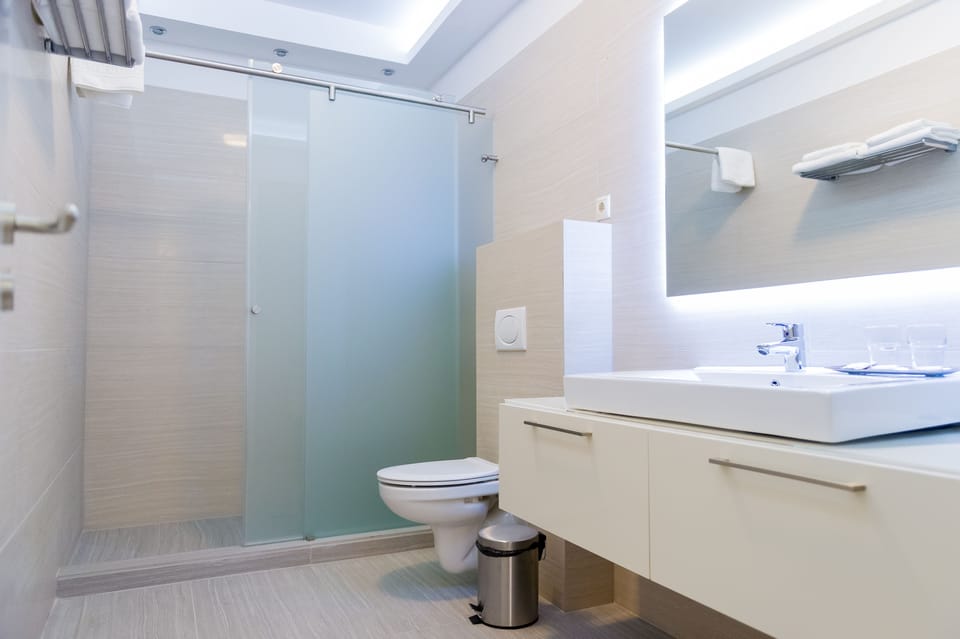 Superior Room, 1 Bedroom | Bathroom | Shower, free toiletries, hair dryer, towels