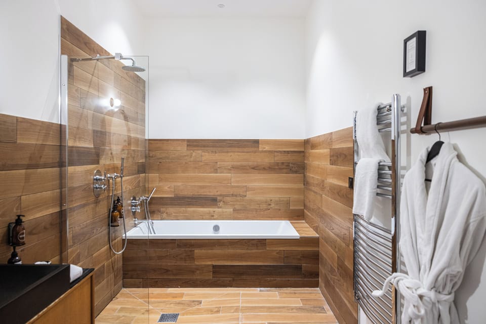 Deluxe Quadruple Room | Bathroom | Shower, free toiletries, hair dryer, towels