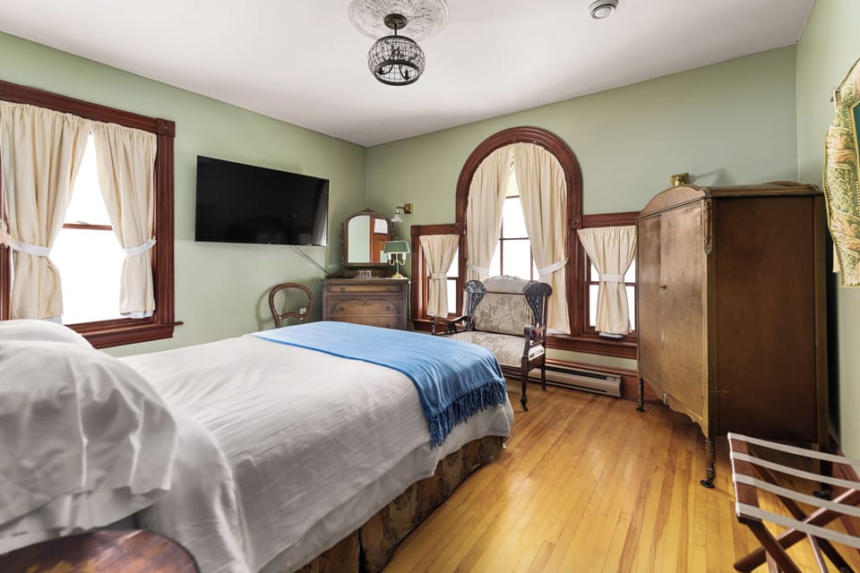 Queen Room with Private External Bathroom | Egyptian cotton sheets, premium bedding, Tempur-Pedic beds