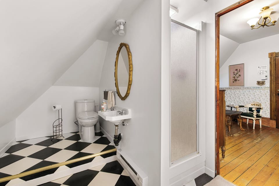 Comfort Studio, Private Bathroom | Bathroom | Free toiletries, hair dryer, towels, soap