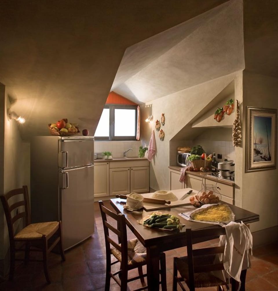 Deluxe Suite, 1 Bedroom, Kitchenette, Vineyard View | Private kitchenette | Coffee/tea maker, electric kettle
