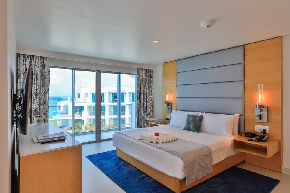 Deluxe Oceanfront Suite | Minibar, in-room safe, laptop workspace, blackout drapes