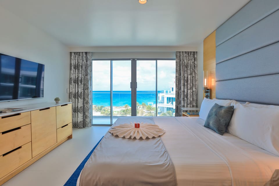 Deluxe Oceanfront Suite | Minibar, in-room safe, laptop workspace, blackout drapes