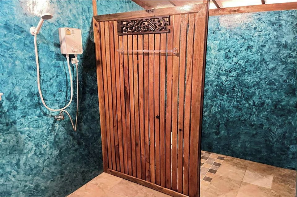Bungalow, Partial Sea View | Bathroom | Shower, towels