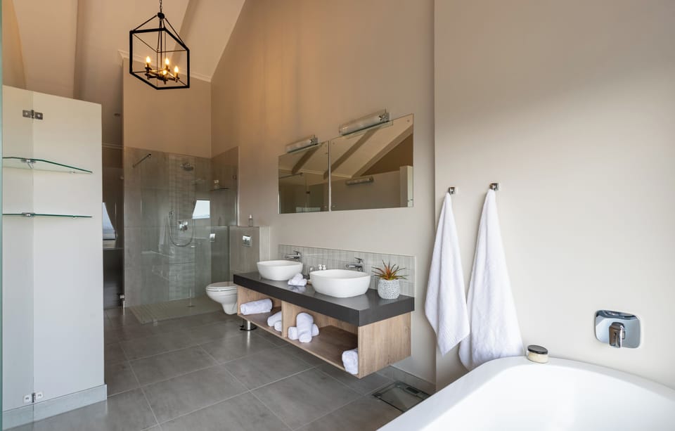 Honeymoon Suite | Bathroom | Shower, free toiletries, hair dryer, bathrobes