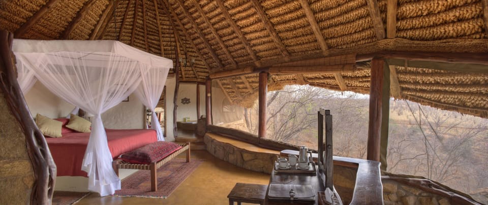 Luxury Cottage | Desk, blackout drapes, bed sheets