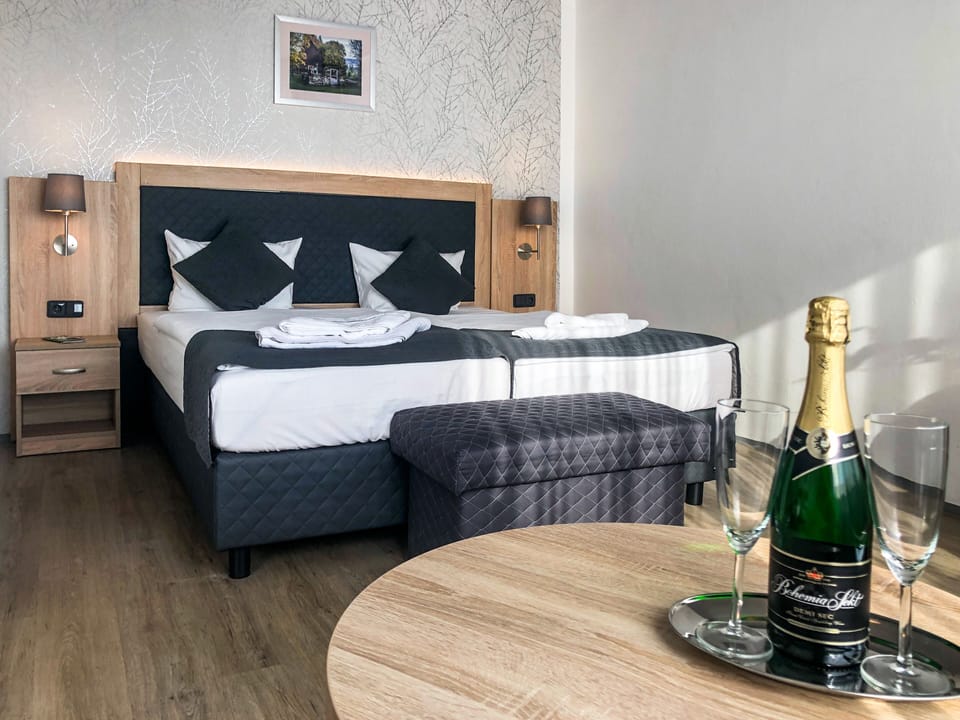 Comfort Quadruple Room | Desk, blackout drapes, WiFi (free), bed sheets