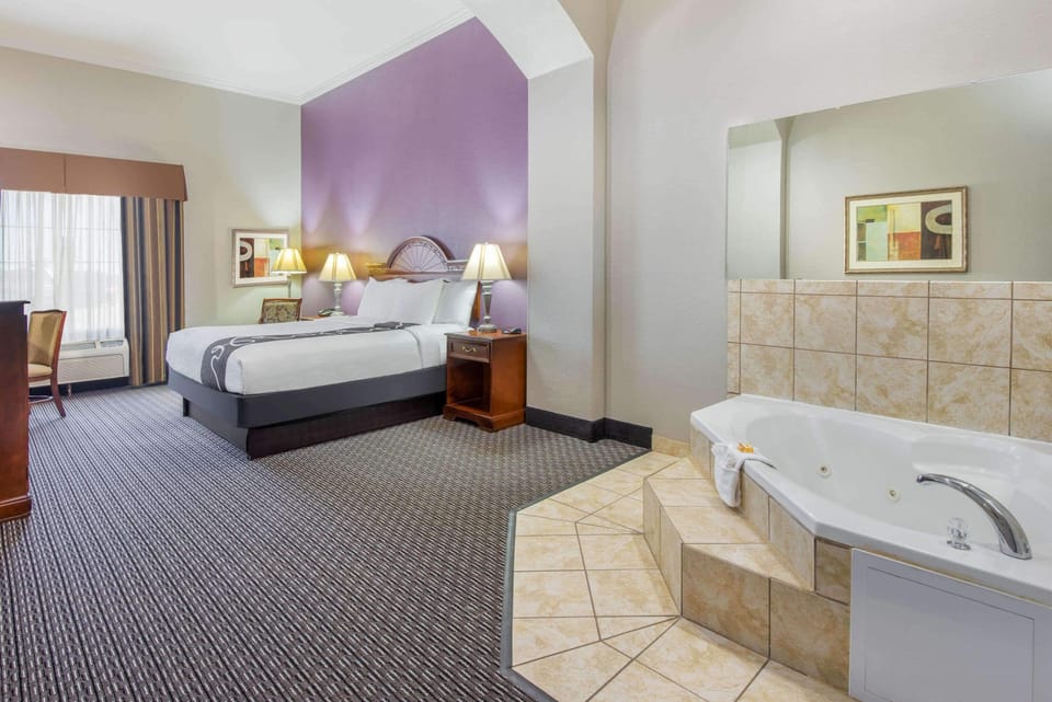 Deluxe Room, 1 King Bed, Non Smoking | Premium bedding, desk, iron/ironing board, cribs (free)