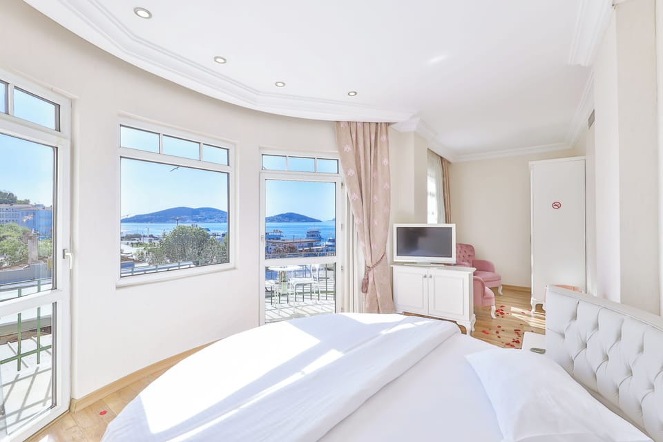 Superior Double Room, Sea View | Minibar, desk, WiFi (free)