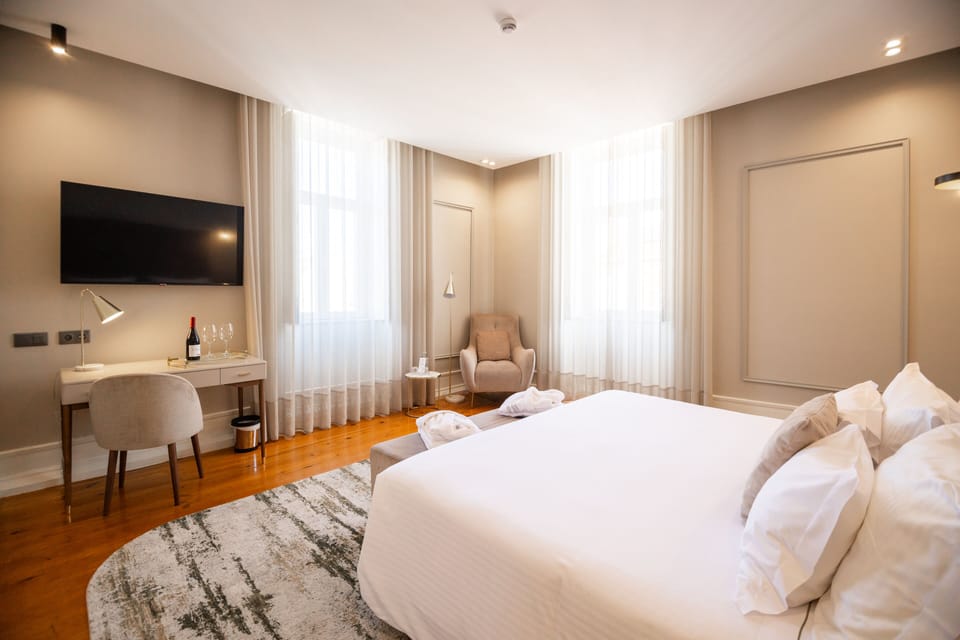 Suite | Pillowtop beds, desk, soundproofing, free WiFi