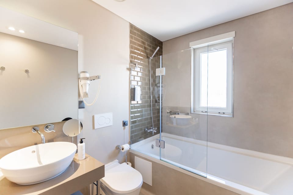 Deluxe Double Room | Bathroom | Shower, free toiletries, hair dryer, towels