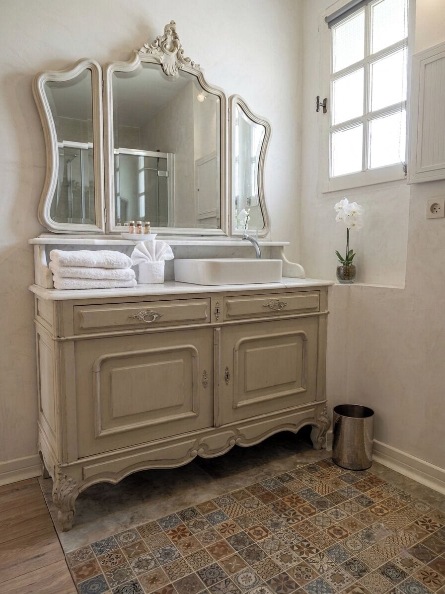 Standard Suite (Le castellas) | Bathroom | Shower, free toiletries, hair dryer, towels