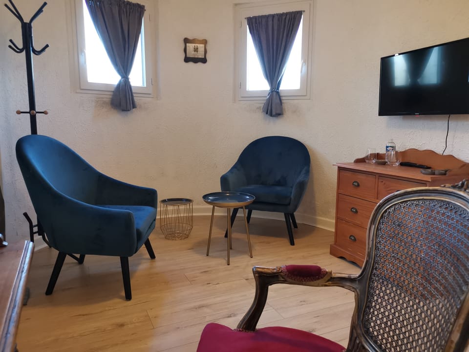 Standard Suite (Le castellas) | Individually decorated, individually furnished, blackout drapes