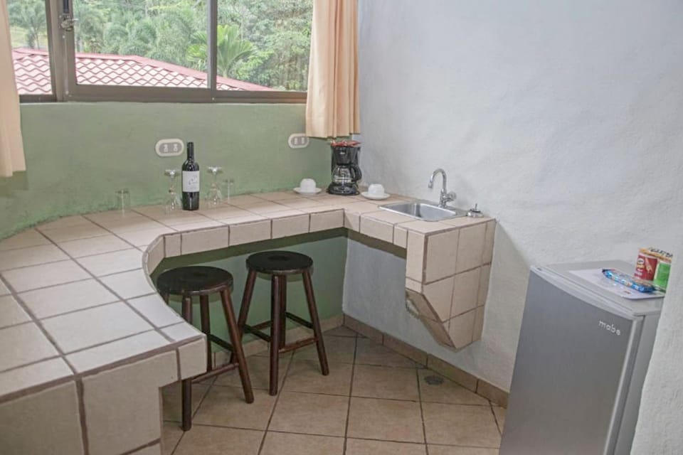 Deluxe Room | Private kitchenette | Coffee/tea maker