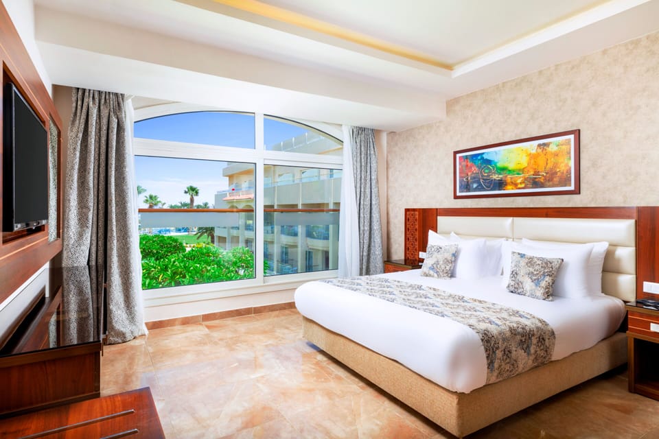 Royal Suite | Hypo-allergenic bedding, minibar, in-room safe, desk