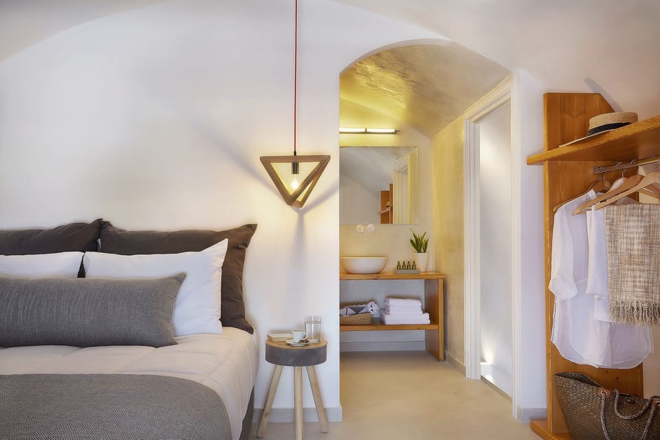 Grand Cave Suite | In-room safe, desk, soundproofing, iron/ironing board