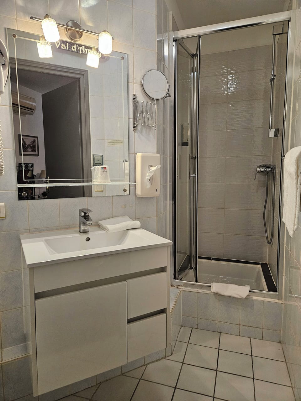 Standard Double Room | Bathroom | Shower, free toiletries, hair dryer, towels