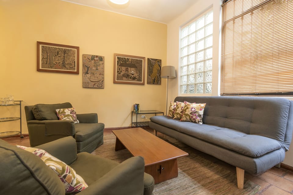 Studio Suite | Living room | Flat-screen TV