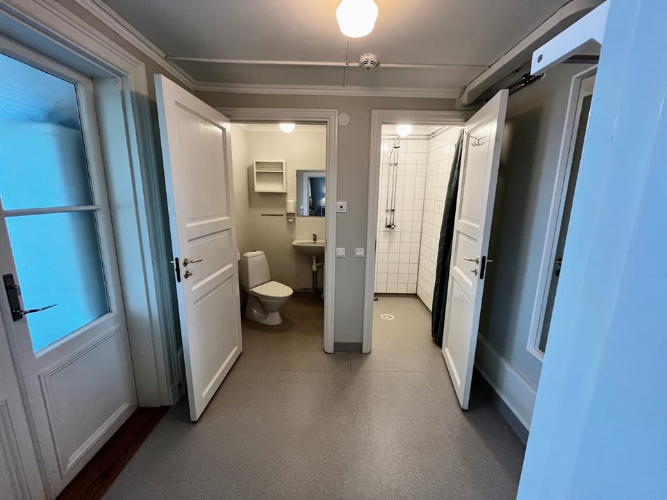 Double Room, 1 Bedroom, Non Smoking, Lakeside | Bathroom | Shower, towels, toilet paper