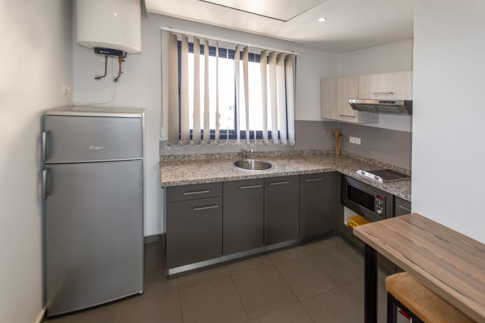 Fridge, oven, stovetop, cookware/dishes/utensils