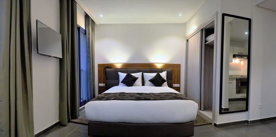 Premium bedding, in-room safe, blackout drapes, soundproofing