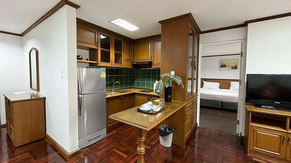 Presidential Suite | Private kitchen | Microwave, stovetop, dishwasher, electric kettle