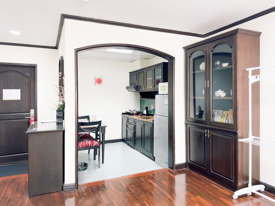 Business Room | 1 bedroom, in-room safe, individually decorated, individually furnished