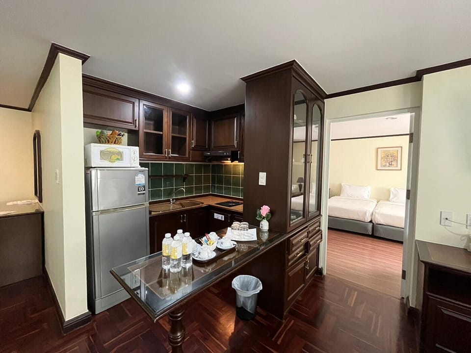 Family Suite | Private kitchen | Microwave, stovetop, dishwasher, electric kettle